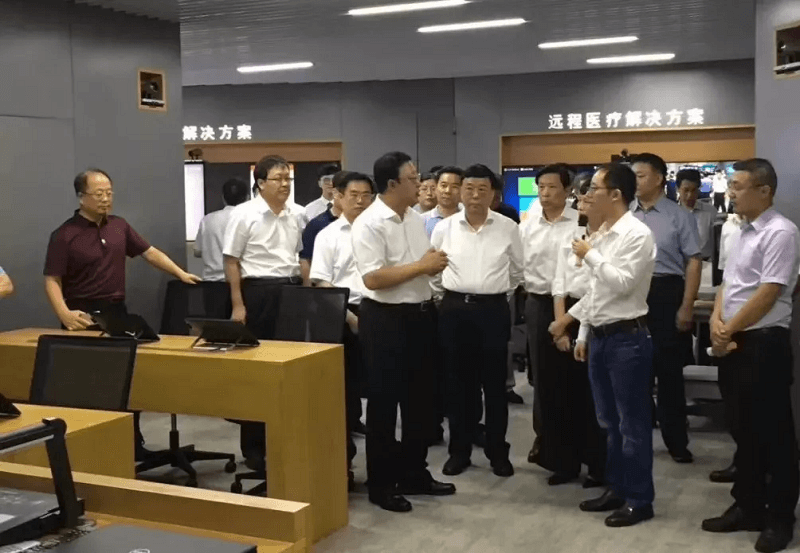 (代表團一行在了解億聯視頻會議產品)